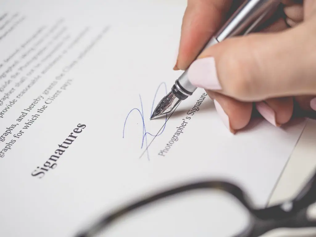 Why Do We Still Need Physical Signatures in 2025: 4 Advantages You Should Know