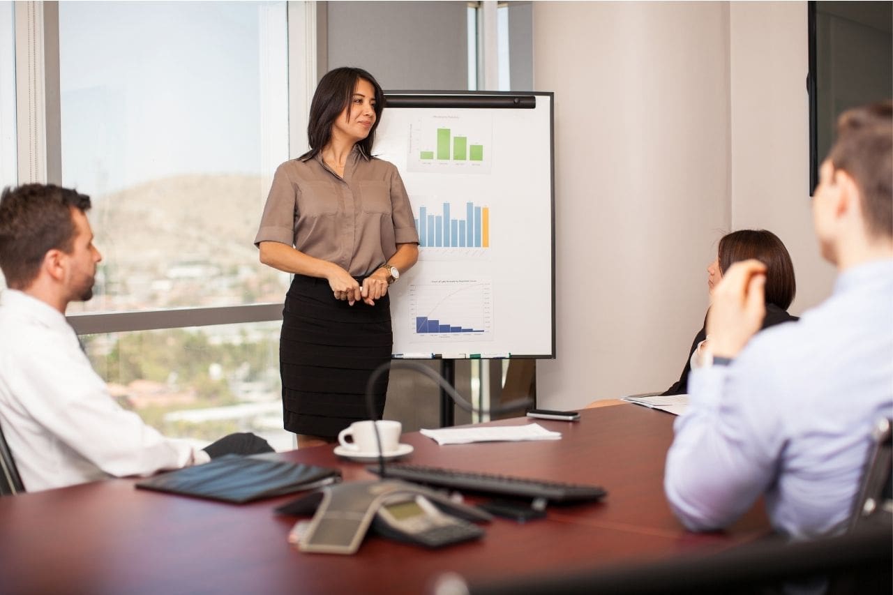 How to Improve Your Sales Pitch to Get More Deals image